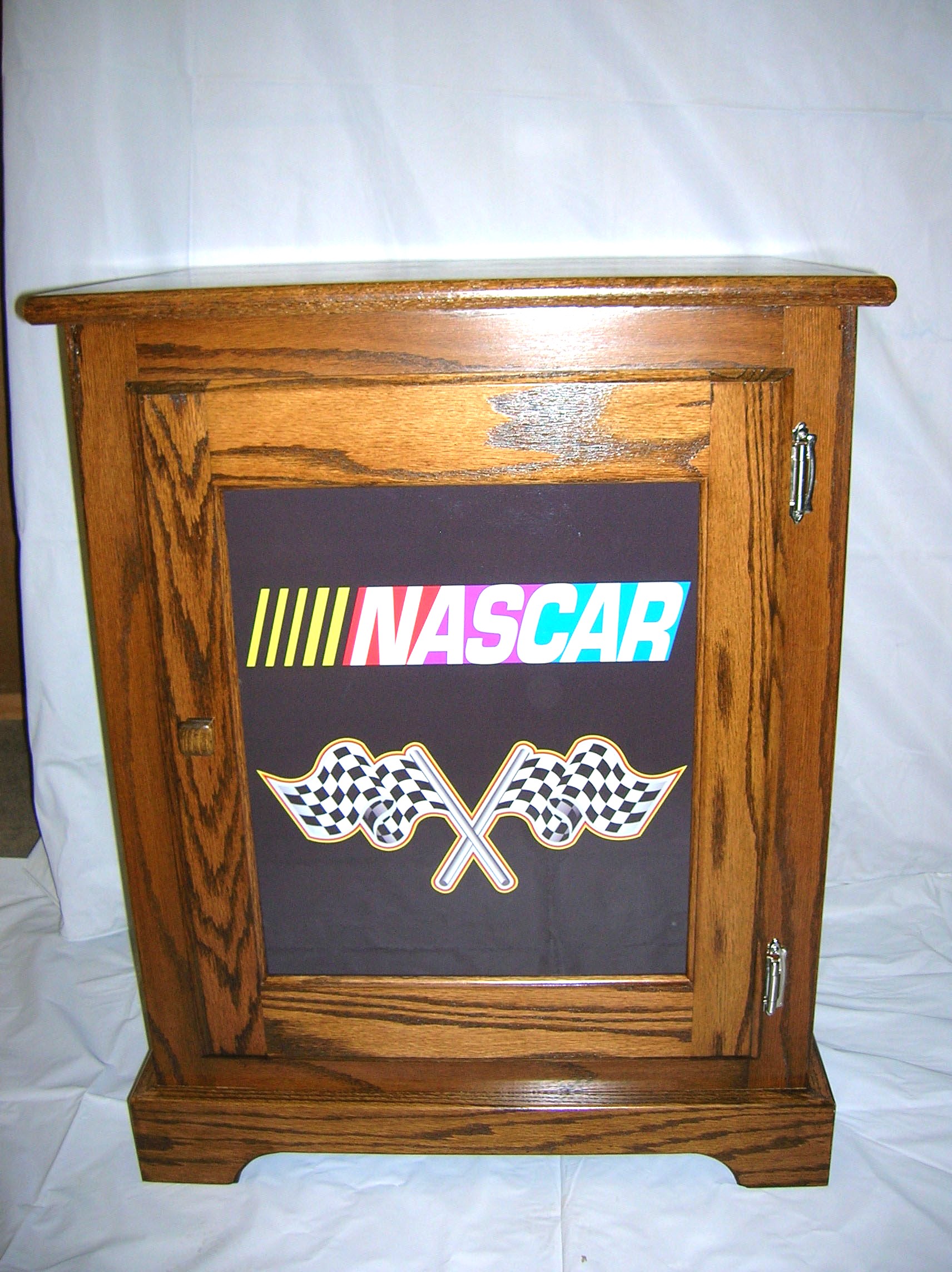 SPECIALTY STANDS HIGHEST QUALITY CUSTOM MADE SLOT MACHINE & CASH